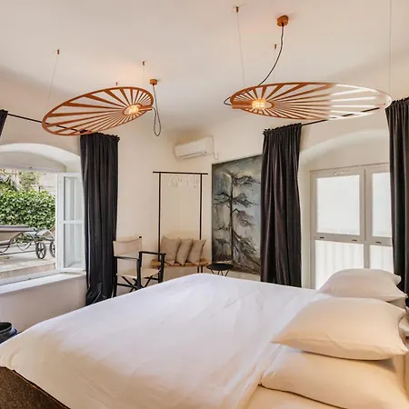 Palais Du Vertige * イェルサ