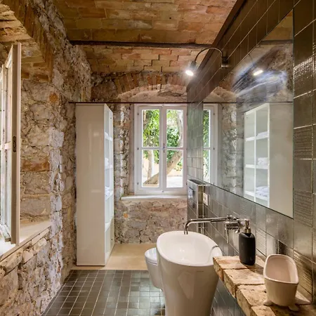 Palais Du Vertige イェルサ